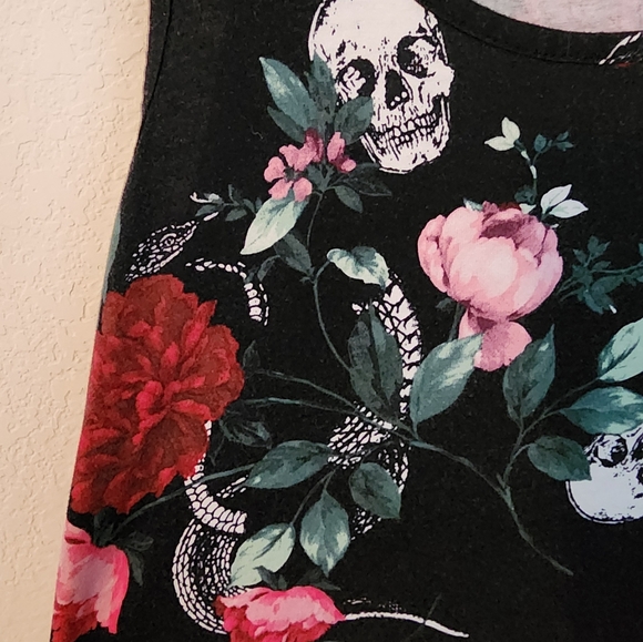 Torrid Super Soft fabric skull/floral tank size 00/Large - Picture 3 of 7